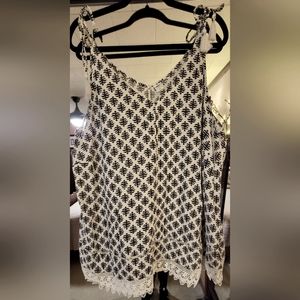 Women's Old Navy 3x tank top. White and black. Lace detail at bottom.
